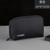 Pochette rangement câbles posée sur un bureau