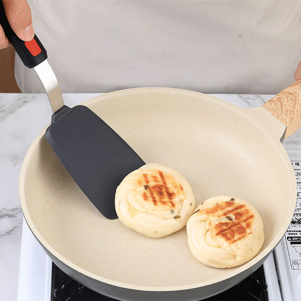 Spatule utilisée pour retourner une crêpe