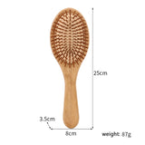 Brosse peigne bambou tenue en main